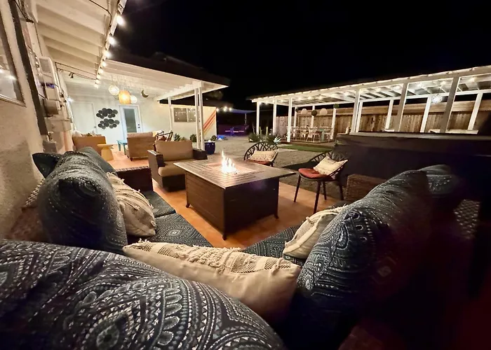 Mid-Century Modern Home W/Pool & Hot Tub